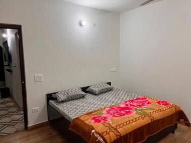 SPOT ON 90472 Vj Home Stay - Bir