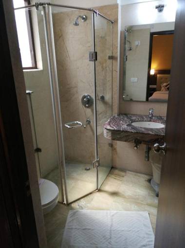 Inn Tawang Near B L Kapoor Hospital A Well Hygiene Hotel