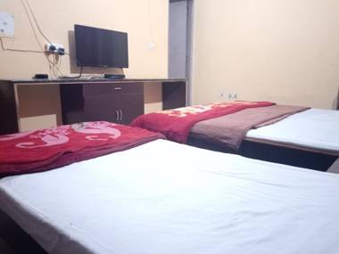 Yash Guest House 01 Minute Walk in Nizamuddin Railway Station