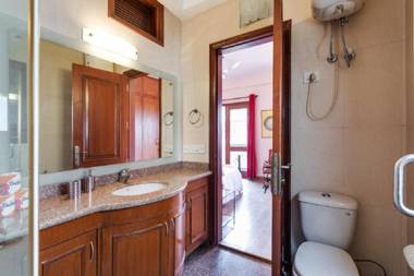 Hostie Aarna-4 BR apt near Moolchand/Apollo S. Delhi