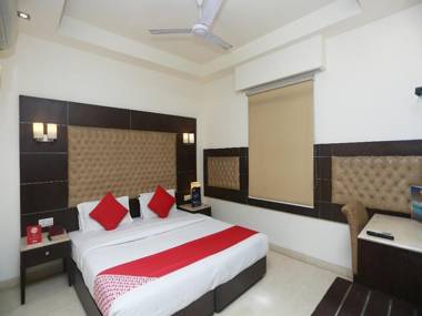 OYO 27928 Metropolis Guest House