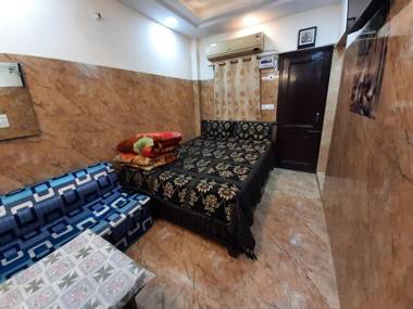 Aggarwal guest houses lajpat nagar foreigners area very safe attached fully equipped kitchen for self cooking with gas stove and all utensils luxury washroom Ac personal fridge wifi with android tvs cream location- cal 9212174700