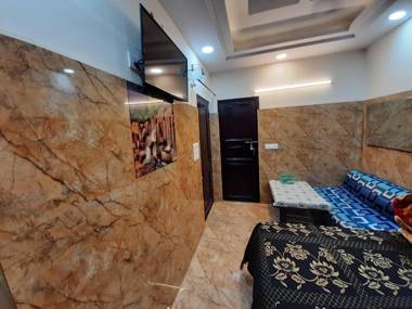 Aggarwal guest houses lajpat nagar foreigners area very safe attached fully equipped kitchen for self cooking with gas stove and all utensils luxury washroom Ac personal fridge wifi with android tvs cream location- cal 9212174700