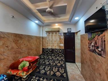 Posh s delhi foreigners place in cream location independent luxury flat with attached kitchen for self cooking along with all utensils gas stove and fridge fully air conditioned Android tv very peaceful and calm location cal 9212174700