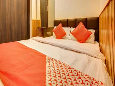 OYO 28373 Hotel Shri Sai