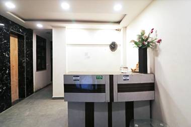 OYO 42622 Admiral Suites