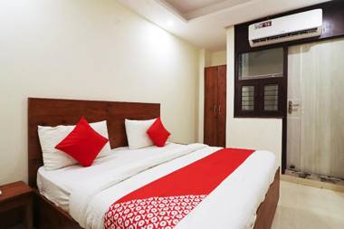 OYO 42622 Admiral Suites