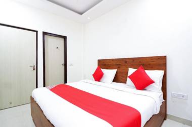 OYO 42622 Admiral Suites