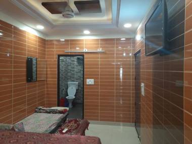 Couples friendly south delhi foreigners place very safe for women and solo travellers along with private kitchen and washroom located in the heart of delhi lajpat nagar just steps away from the famous central markrt cal 9212174700