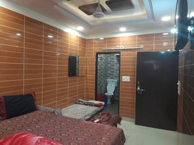 Couples friendly south delhi foreigners place very safe for women and solo travellers along with private kitchen and washroom located in the heart of delhi lajpat nagar just steps away from the famous central markrt cal 9212174700