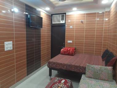 Couples friendly south delhi foreigners place very safe for women and solo travellers along with private kitchen and washroom located in the heart of delhi lajpat nagar just steps away from the famous central markrt cal 9212174700