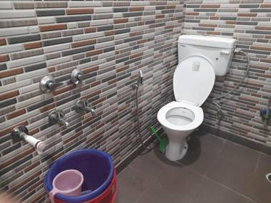 Couples friendly south delhi foreigners place very safe for women and solo travellers along with private kitchen and washroom located in the heart of delhi lajpat nagar just steps away from the famous central markrt cal 9212174700