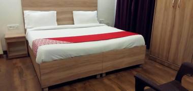 Hotel Aerocity Golden At Delhi Airport