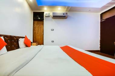 OYO Flagship 70121 Savera Inn