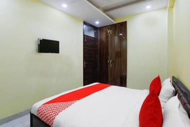 OYO 65547 Hotel The Geetika Palace