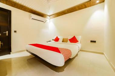 Collection O 80122 Pitampura Residency