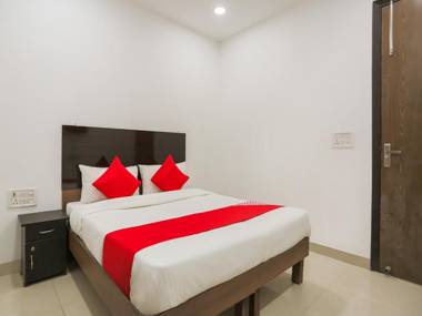 OYO 74279 Hotel Royal King Deluxe