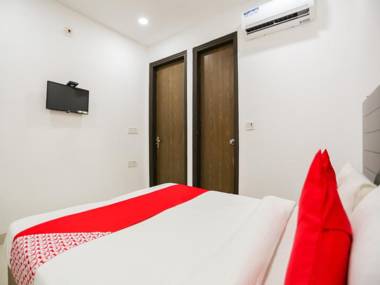 OYO 74279 Hotel Royal King Deluxe