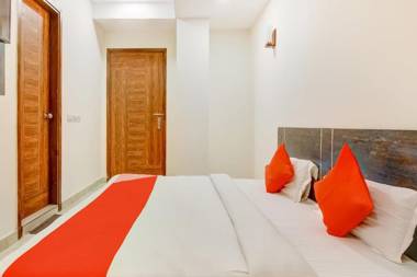 OYO 77554 Red Carmine Deluxe