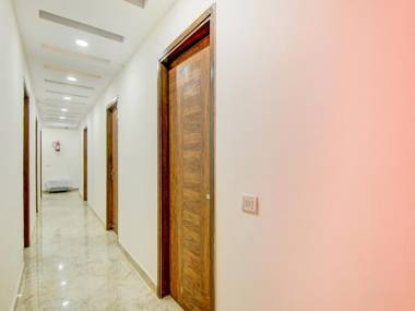 OYO 77554 Red Carmine Deluxe