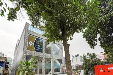 Capital O 76792 Golden Stone