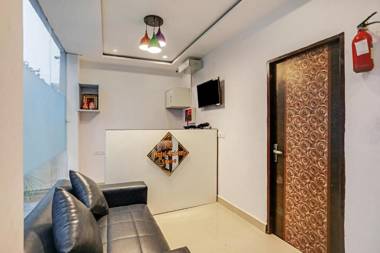 Capital O 76792 Golden Stone