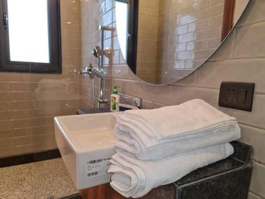 Apt# ONE-FOUR-TWO - with Lift - High Speed Wifi - Smart TV