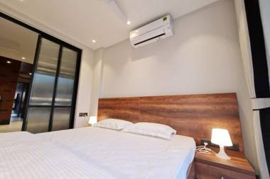 Apt# ONE-FOUR-TWO - with Lift - High Speed Wifi - Smart TV