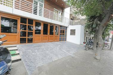 OYO Townhouse 819 Metro View