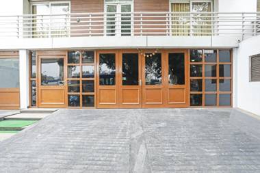 OYO Townhouse 819 Metro View