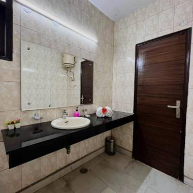 BluO Studio - Defence Colony - BathTub Balcony