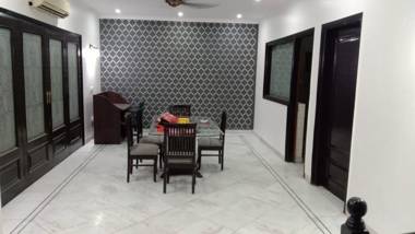 Beautiful single room available in a villa