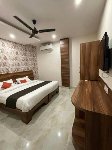 CAPITAL O 90280 The Divine Hotel