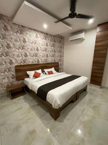 CAPITAL O 90280 The Divine Hotel