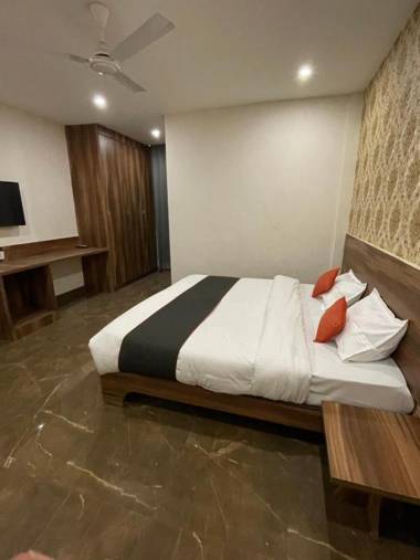 CAPITAL O 90280 The Divine Hotel