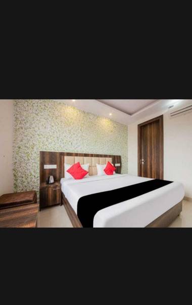 OYO 90919 Hotel Raas