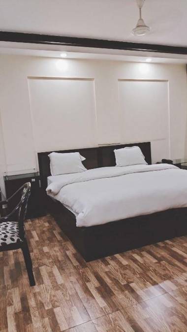 OYO 92019 Hotel Deluxe Room Stay