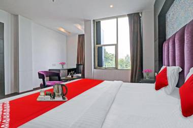 OYO 90654 Hotel Grand Luxury