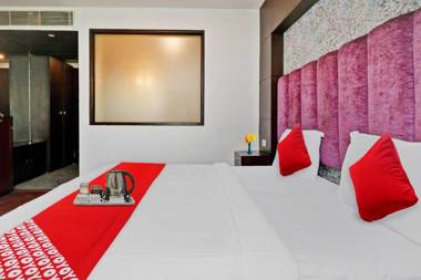 OYO 90654 Hotel Grand Luxury