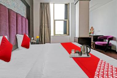 OYO 90654 Hotel Grand Luxury