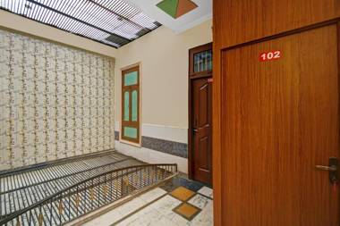 OYO 92087 Galaxy Plaza