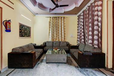 OYO 92087 Galaxy Plaza