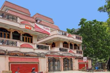 OYO 92087 Galaxy Plaza