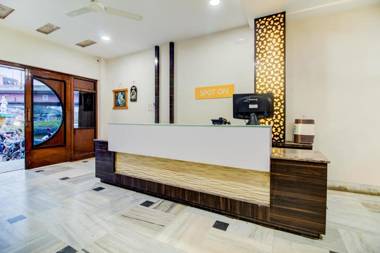 SPOT ON 63194 Hotel Raj Tourist