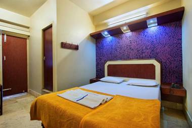 Mannars Deluxe Lodge