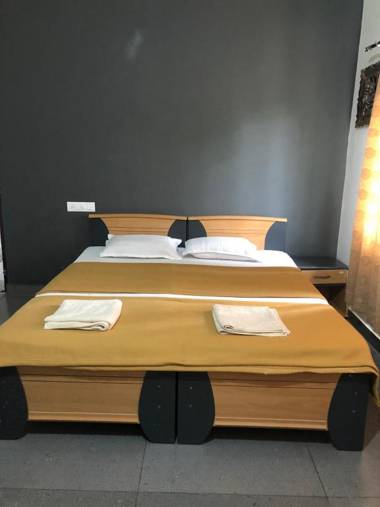 1000 SILVERS -Farmhouse Stay