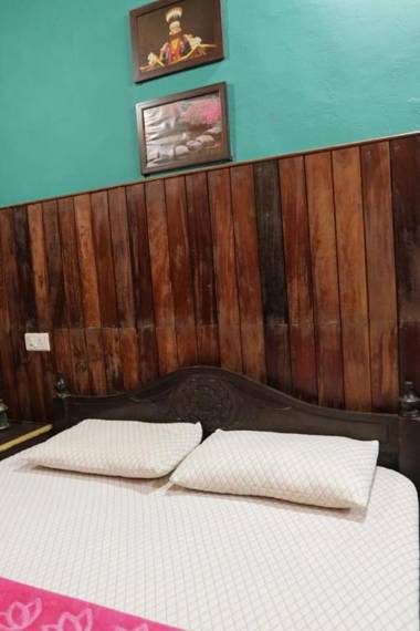 Misty Mountains Koviloor Palace