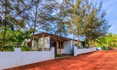 Treebo Trend Lands End Beach Resort Morjim