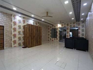 OYO 14949 Hotel Shashi Residency