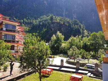 The Husky Lodge And Cafe